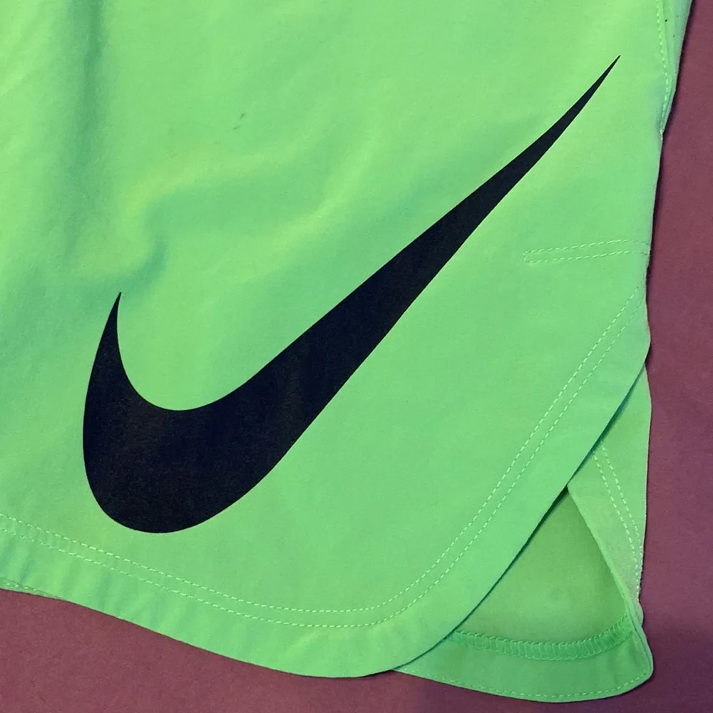 ♥️SOLD!!♥️ Mens lime green Nike shorts drifit with pockets size large - Picture 3 of 6